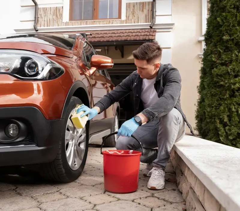 Lavage auto à domicile Lacave : professionnel intervenant sur un véhicule